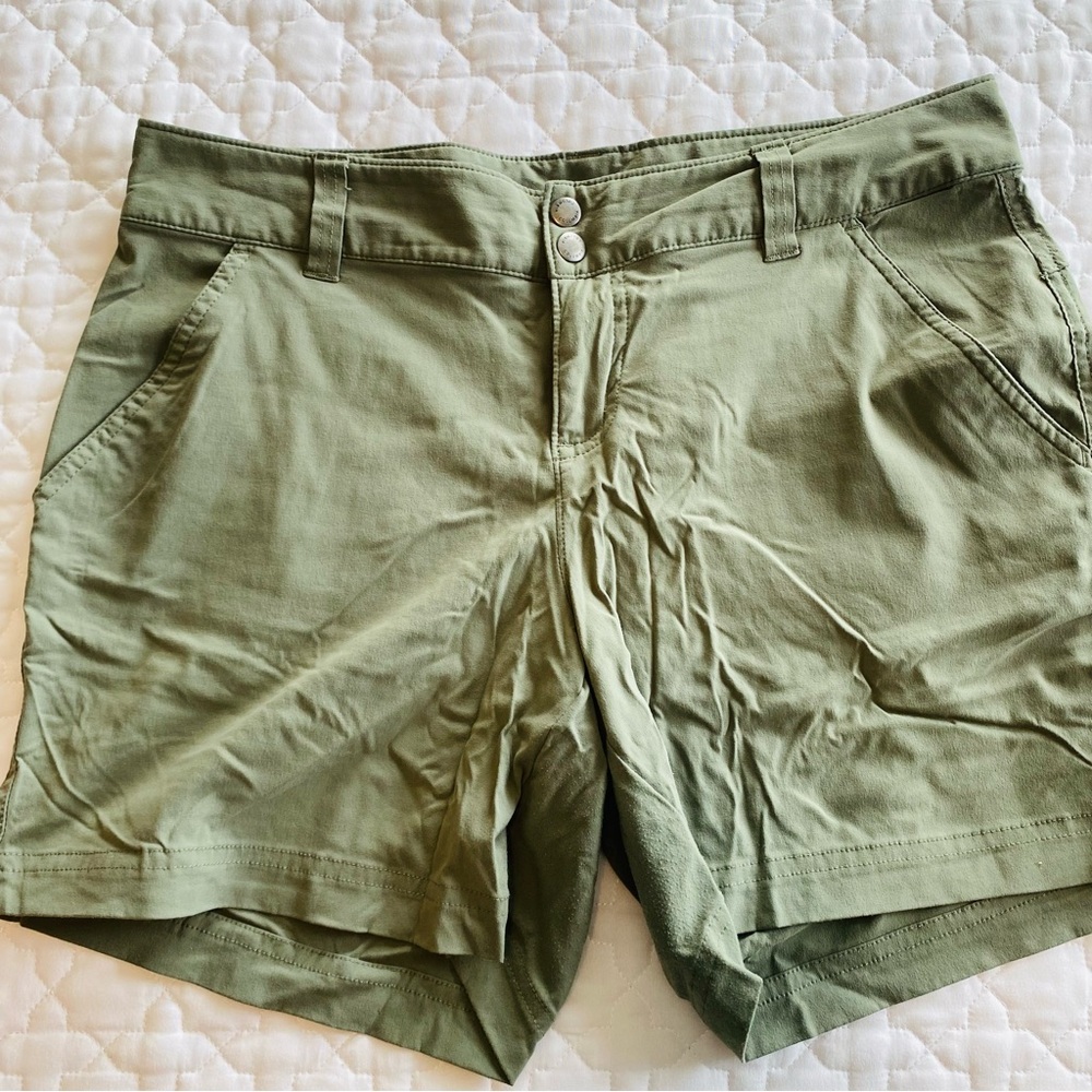 Columbia Olive Green Ladies Shorts - Size 10